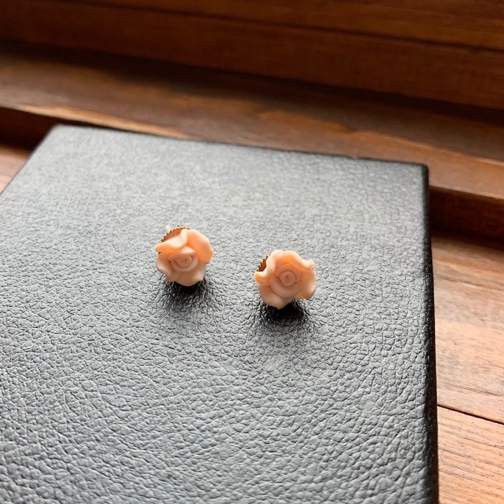 light pink rose stud earrings in silver. - Picture 2 of 4